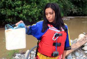 Amy, del colectivo Napo ama la vida, muestra la contaminación de los ríos a causa de la minería ilegal, en Napo.