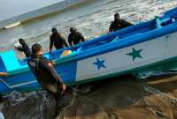 La Armada del Ecuador aprehendió a cinco presuntos 'piratas' en la costa de Santa Elena
