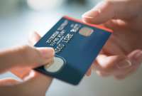 ¿Cuáles son las sanciones por cobrar recargos con pagos de tarjetas de crédito?