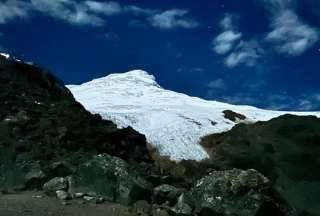 La Secretaría Nacional de Gestión de Riesgos detalla que hay personas atrapadas en la avalancha en el Cayambe.