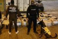 La Policía, con la ayuda de un can, decomisó un cargamento de droga, en Guayaquil.