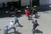 Un servidor policial resultó herido en las protestas en Latacunga