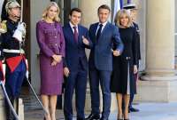 De izq. a der. Lavinia Valbonesi, primera dama; Daniel Noboa, presidente del Ecuador; Emmanuel Macron, presidente de Francia, y Brigitte Macron, primera dama francesa, en la foto oficial de la reunión entre mandatarios en París. 