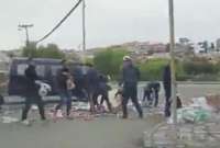 Ciudadanos ayudaron a recoger bebidas que cayeron de un camión en Cuenca