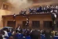 Las estudiantes tuvieron que saltar desde el techo para escapar del incendio