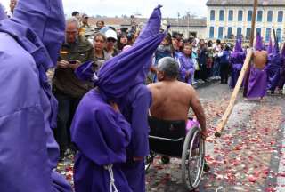 Cerca de las 12:40, dio inicio la procesión de fe más grande de Quito realizada a propósito de la Semana Santa