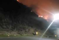 Las llamas del incendio forestal se observan desde la carretera Baños-Pelileo.  