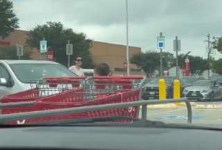 El video de esta familia olvidando a su pequeño en el carro del supermercado se hizo viral en redes sociales.