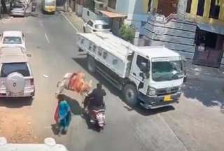 Este video se hizo viral en la India por lo extraño del suceso, la vaca simplemente ataco al hombre.