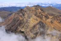 La actividad interna del volcán Chiles-Cerro Negro es ascendente, según autoridades ecuatorianas