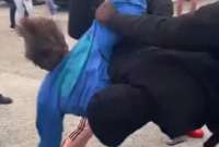 Videos captaron el momento en que cinco jóvenes agreden físicamente a un estudiante y lo dejan inconsciente.