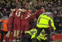 Hincha del Liverpool casi lesiona a tres jugadores en el festejo del séptimo gol