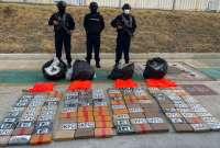 La Policía Nacional y la Armada del Ecuador decomisaron droga frente al Puerto de Guayaquil. 