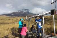 Técnicos de Instrumentación y Vulcanología del Instituto Geofísico (IG) de la Escuela Politécnica Nacional instalaron un instrumento de medición de gases, en el flanco oeste del volcán Cotopaxi. 