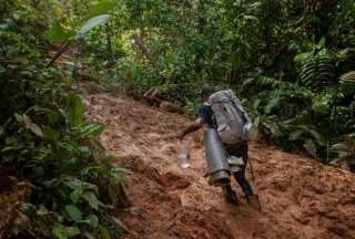 Un migrante ecuatoriano que cruza la selva del Darien, rescató a un menor por pedido de una madre mujer que ya no podía llevarlo en brazos.