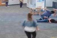 La brutal agresión del estudiante a la profesora fue grabada por las cámaras de seguridad del plantel educativo de EE.UU.