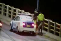 En un video se puede observar como elementos de la policía dialogan y evitan que una persona salte de un puente.