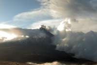 Volcán Cotopaxi emite una columna de gases y vapor