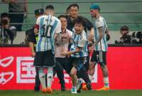 Un hincha invadió la cancha en el partido entre Argentina y Australia