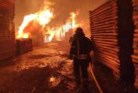 Incendio consumió material guardado en un galpón en Guayaquil