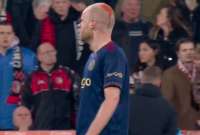 Davy Klaassen fue agredido con un objeto lanzado por hinchas del Feyenoord 
