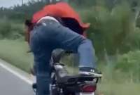 Motociclista hace maniobras en la vía de alta velocidad