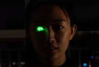 Mujer desarrolla un prótesis ocular que brilla al estilo de 'Terminator'