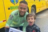 Neymar se llevó una camiseta autografiada por Hernán Barcos