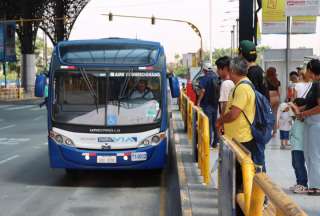 El alcalde de Guayaquil, Aquiles Alvarez, anunció que la tarifa de la Metrovía y el transporte ejecutivo será de USD 0,45. 