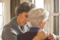 ¿Por qué las mujeres con alzheimer tienen mayor probabilidad de sufrir problemas neuropsiquiátricos?