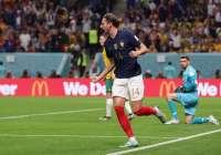 Adrien Rabiot festeja el primer gol francés en el estadio Al Janoub. 