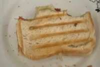 La persona que publicó el producto agregó que el sándwich era crujiente y tenía queso y jamón.