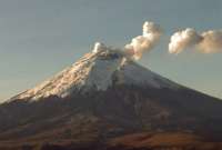 Volcán Cotopaxi emana una columna de vapor y ceniza
