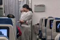 En este vuelo viajaba una madre con su hijo de cuatro meses de nacido y pensó en tener un gesto con los pasajeros por si su niño lloraba.
