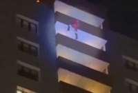 Un hombre disfrazado de Papá Noel cayó de un edificio en Rusia.