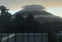 Un rayo impacta al cráter del volcán de Agua en Guatemala