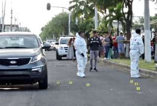 La Policía Nacional recolecta evidencia, tras el crimen contra la funcionaria Claudia Martínez.