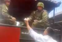 En redes sociales se compartió el video de este gesto realizado por un heladero hacia militares que patrullan la ciudad.