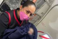 Personal de la aerolínea mexicana ayudó a la mujer en la labor de parto. 