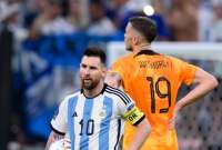 Lionel Messi junto a Wout Weghorst en el duelo entre Argentina y Países Bajos. 