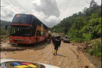 La vía Alóag-Santo Domingo colapsó por los deslizamientos de tierra