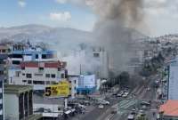 Un incendio se registró en las instalaciones de CNT, en el norte de Quito.
