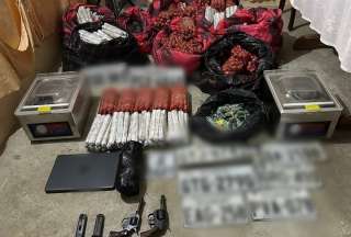 En el inmueble ubicado en Manabí, encontraron armas de fuego, municiones y explosivos.