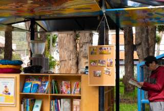 Este espacio de lectura se levanta a orillas del río Yanuncay. 