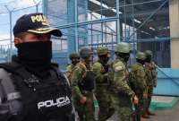 Militares y policías resguardan los centros carcelarios del país. 