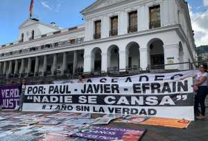 Familiares y amigos del equipo periodístico realizaron un plantón en la Plaza Grande de Quito.