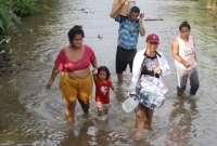  Luego de cuatro días de lluvias hay 50.000 afectados.  Sus viviendas están bajo el agua. 