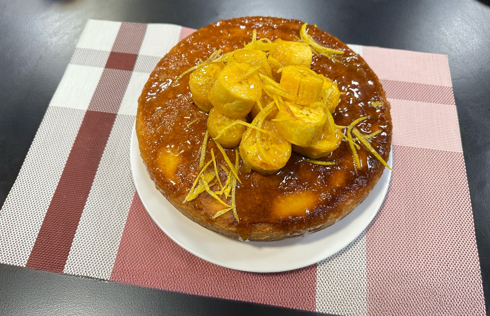 Torta de pina y maduros lista para servir