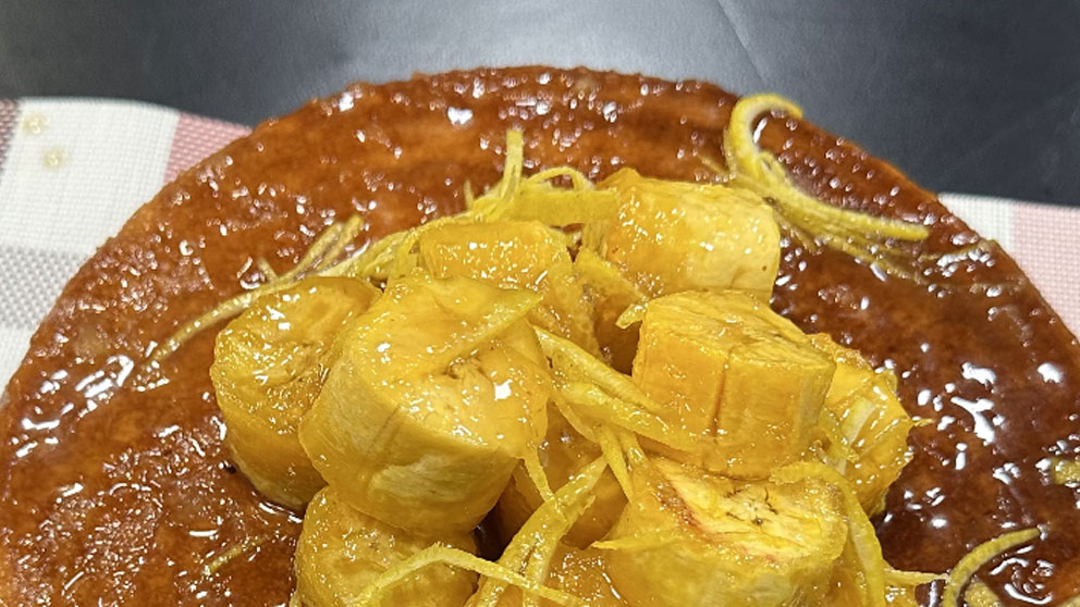 Porcion de torta de pina y maduros