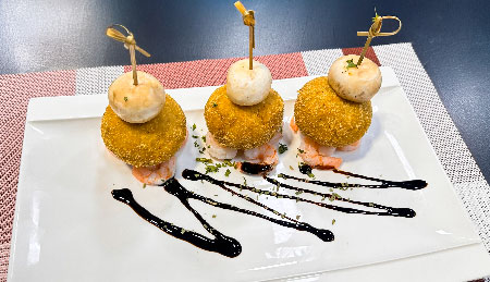 Porcion de torta de pina y maduros